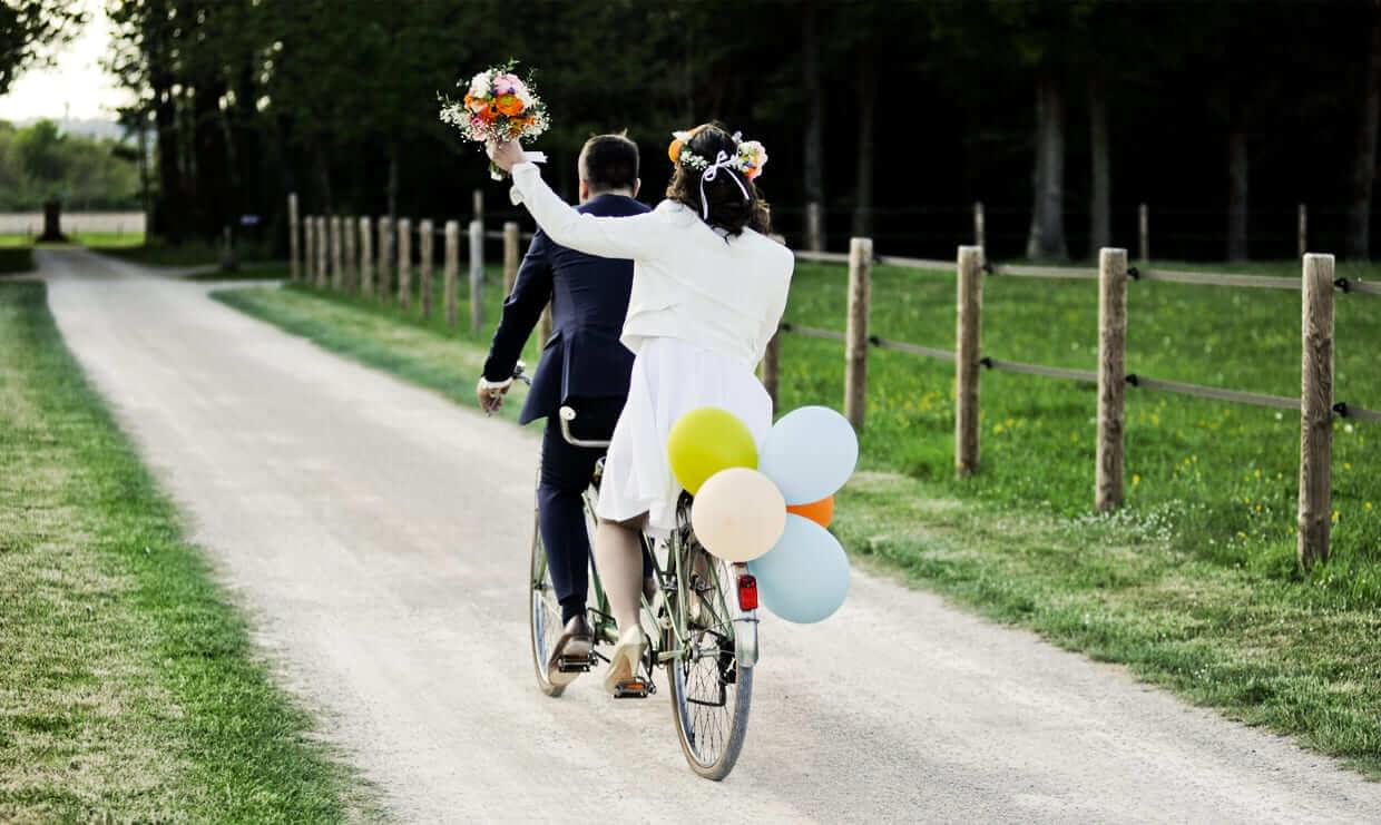 Mariés à vélo dans le Domaine